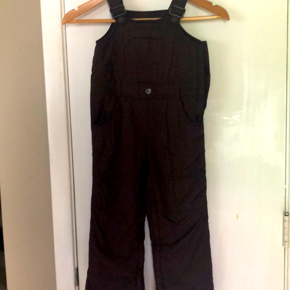 GAP size 5T snow suit. Great condition.